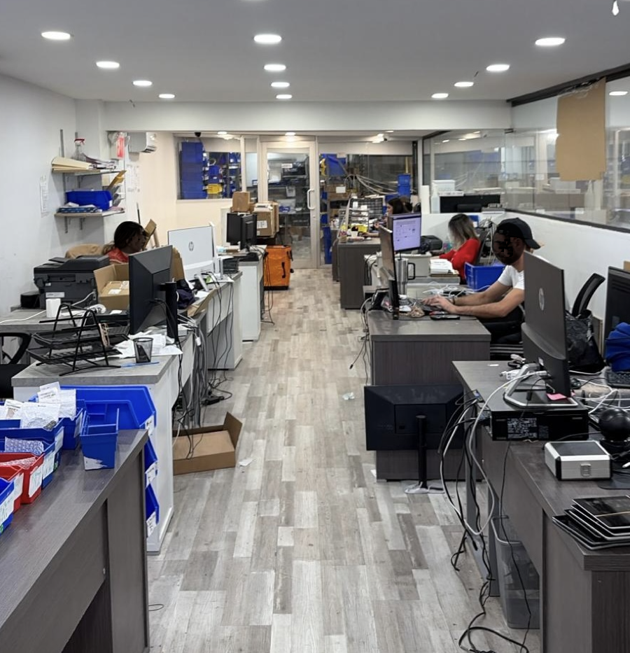 CellMarkt team working from office desks